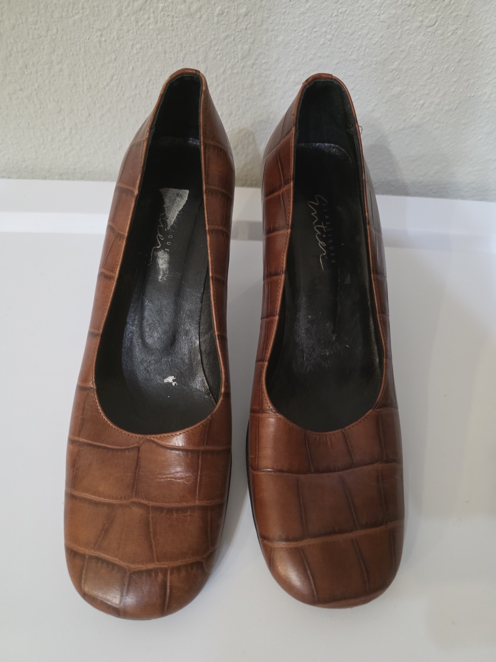 Classiques Entier Brown Croc-Embossed Leather Pumps